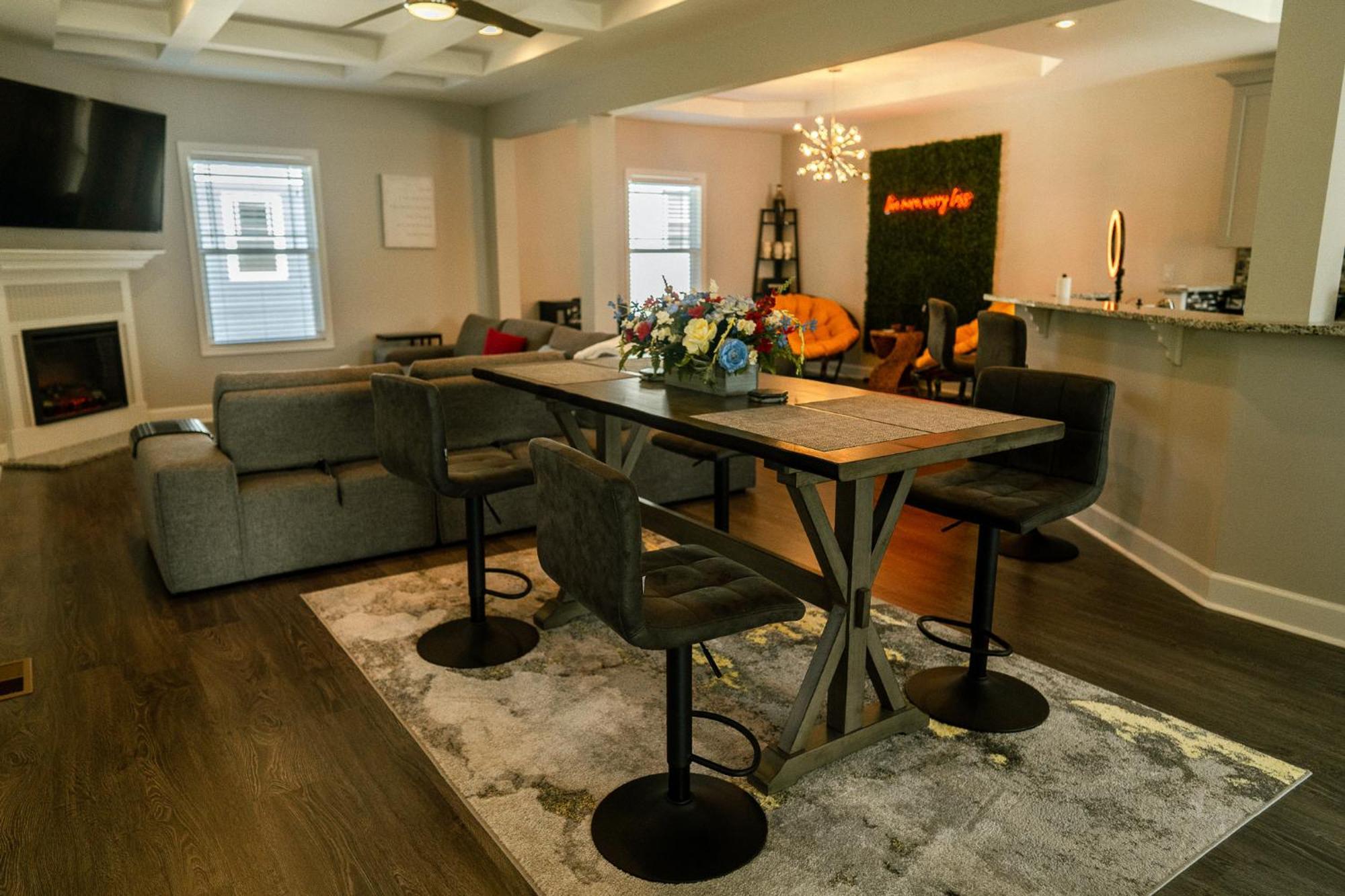 Enjoy This Mini-Mansion Near Downtown And The Airport! Атланта Екстер'єр фото